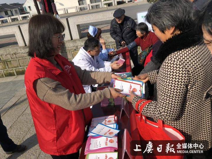 東關(guān)街道開展3.15國(guó)際消費(fèi)者權(quán)益日宣傳服務(wù)活動(dòng)及市場(chǎng)調(diào)查